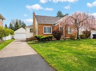 242 Creekside Dr, Tonawanda, NY 14150