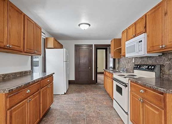 3rd image of 119 Wyoming St E