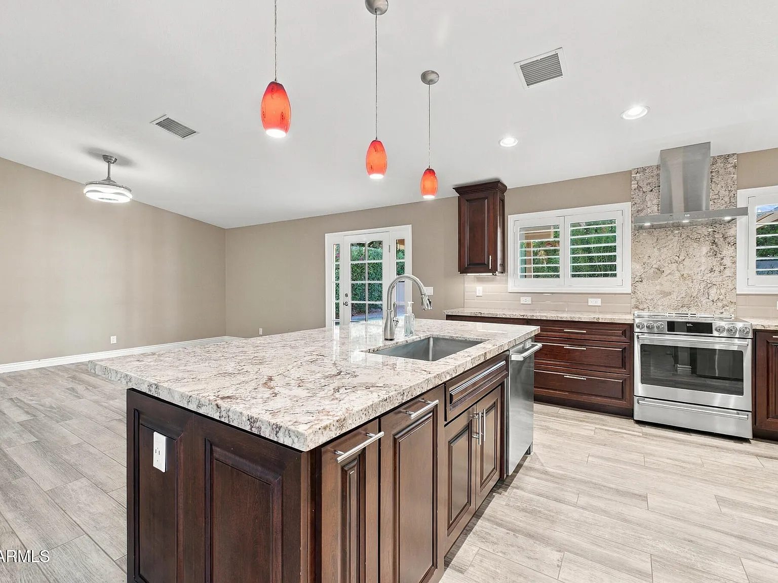 3 bed, 2.0 bath, 1760 sqft, $3,300 — Photo 4