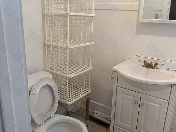 4th image of 915 Lee St #1/2