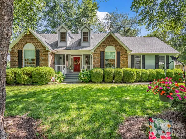 9 Kingfisher Ln, Mills River, NC 28759