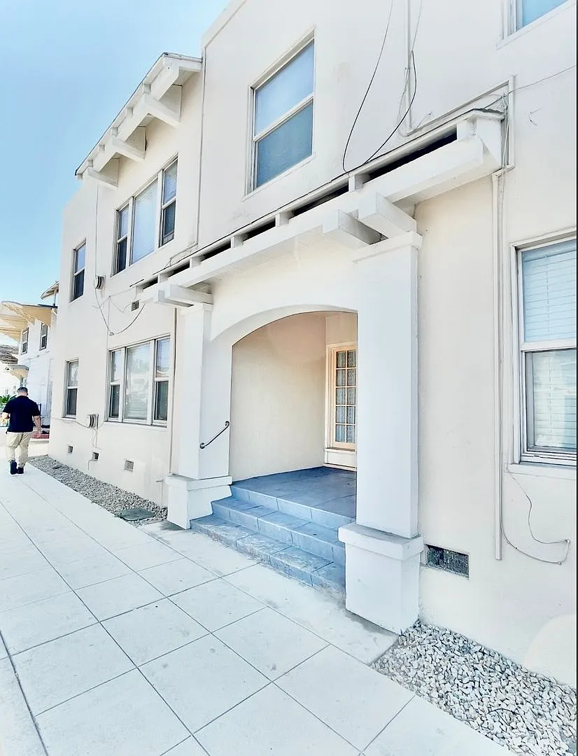 Building Photo - 109 University Ave #3