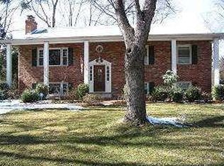 8916 Mangum Pl, Alexandria, VA 22308