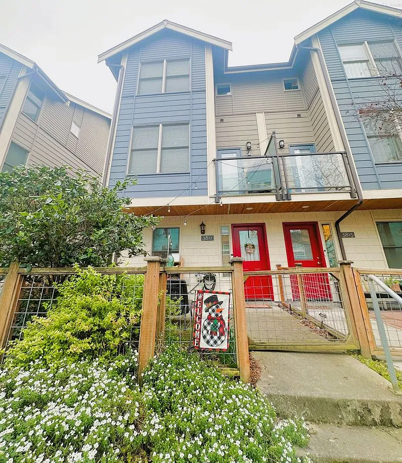 Beautiful 3 Bedroom Townhouse in South Seattle — Photo 1