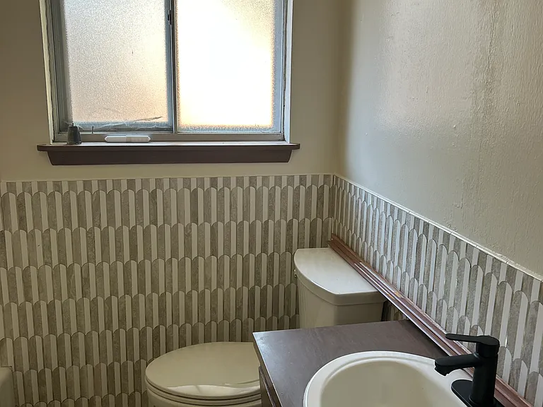 Bathtub/Shower in Main Bathroom