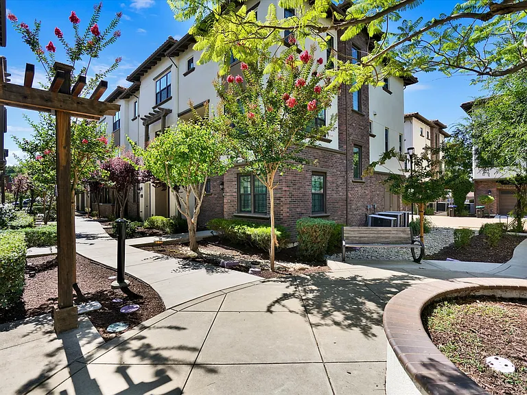 1991 Barcenilla Ln — Photo 2