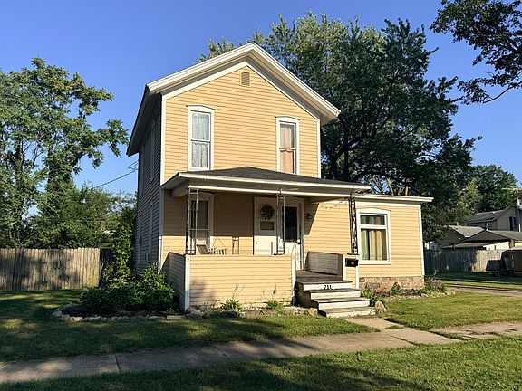 2nd image of 711 Maple St