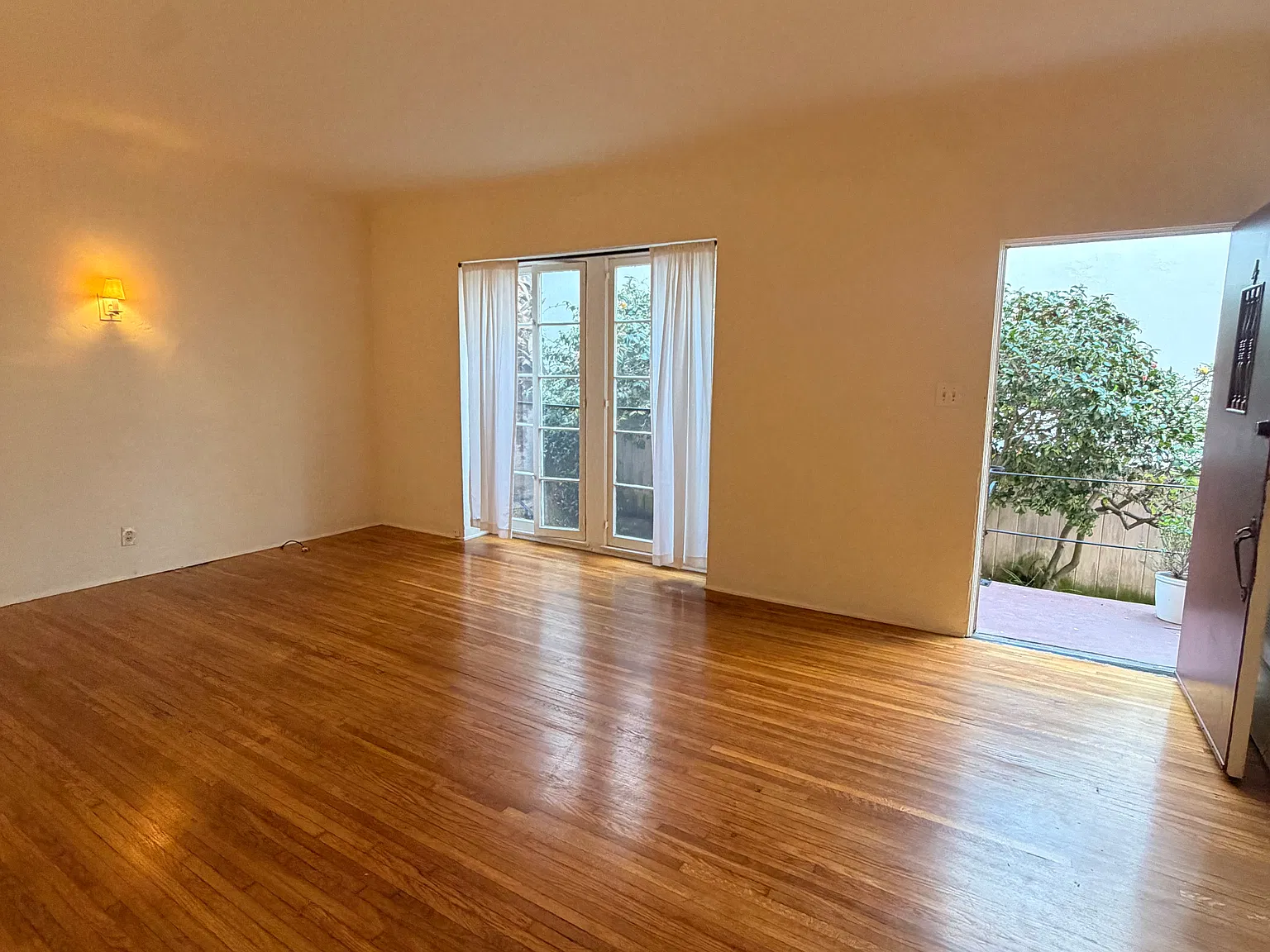 1 bed, 850 sqft, $3,200 — Photo 3
