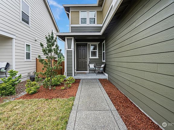 3rd image of 818 Burwood Street SE