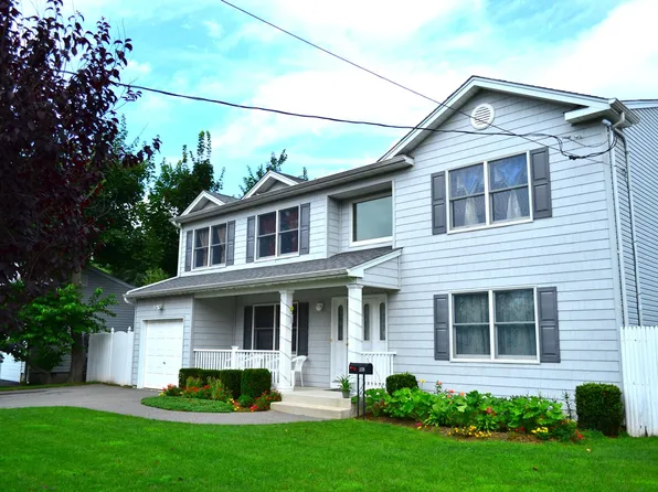 338 38th St, Lindenhurst, NY 11757