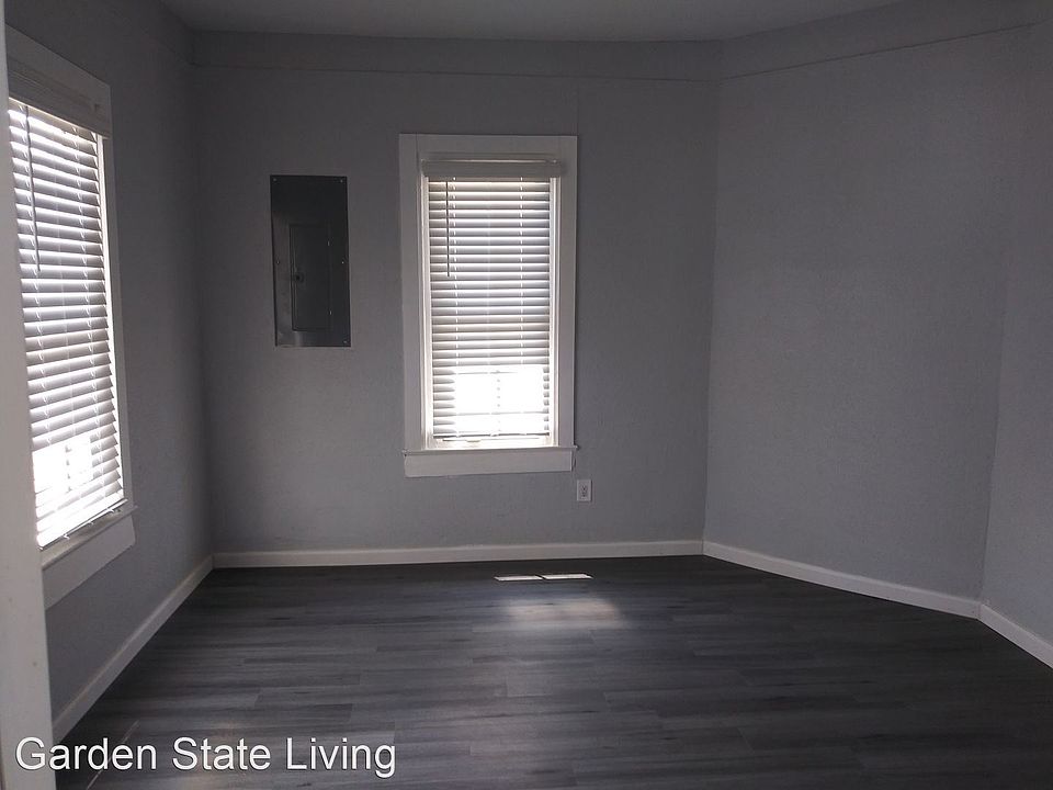 1st image of 211 W 27th St