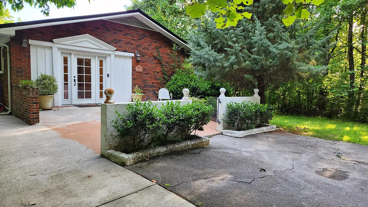 Parking and Side Entrance to House. This entrance leads directly into the newly renovated 4th BR and 3rd Bath. Great for people who have trouble with stairs. - 4847 Old Walland Hwy