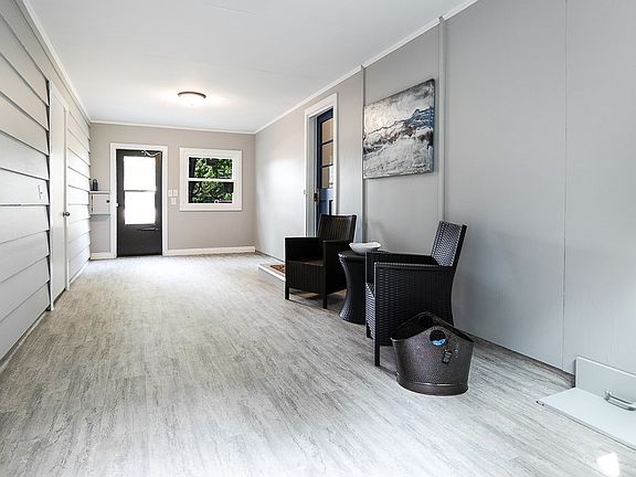 Fantastic Spacious Breezeway! Breezeway