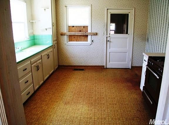 3rd image of 141 N Veach Ave