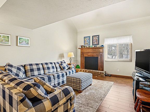 2nd image of 1514 N Oakhill Dr