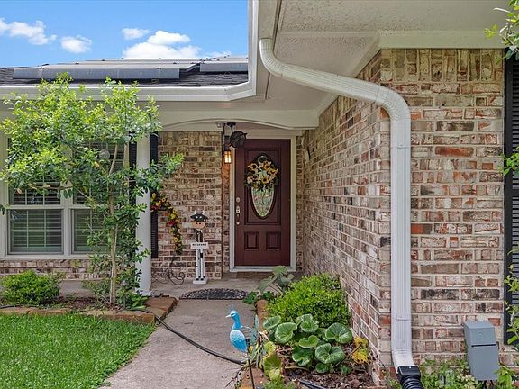 4th image of 16701 Surrey Ln