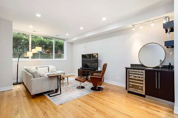 821 W Roscoe St #1 — Photo 68