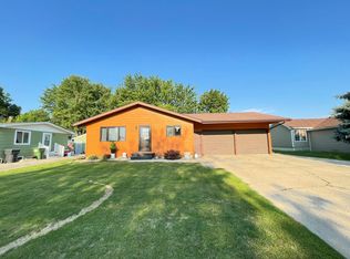 1737 Skyline Dr, Worthington, MN 56187