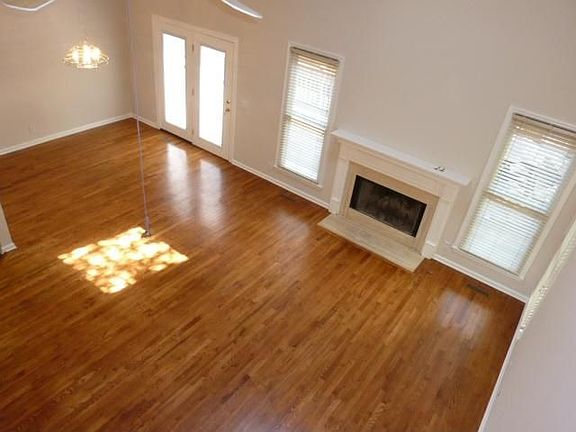 4th image of 820 Magnolia Ct E