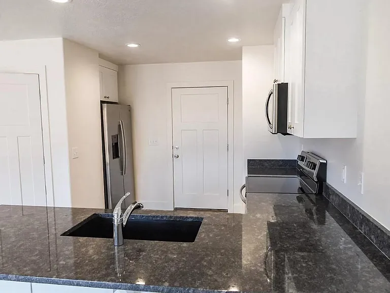 917 N 100 W — Photo 4