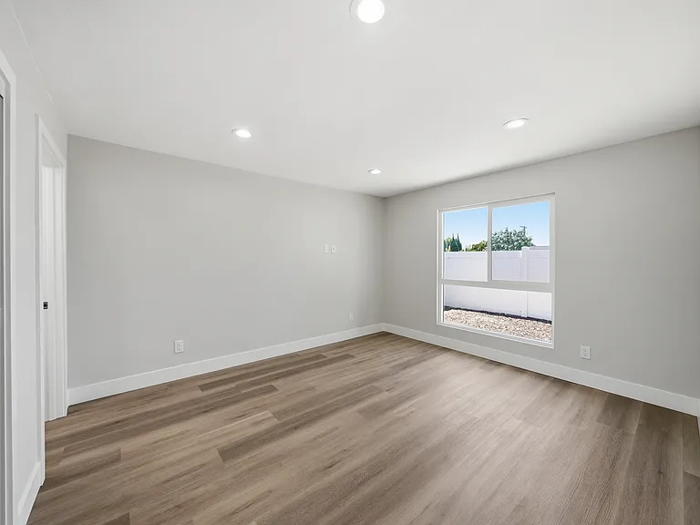 1814 N San Antonio Ave — Photo 24