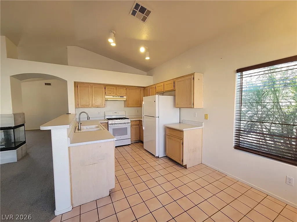 3 bed, 2.0 bath, 1436 sqft, $1,925 — Photo 3