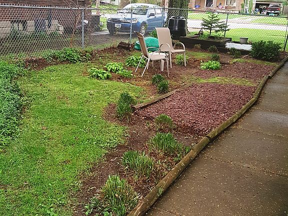 Nice fenced side yard