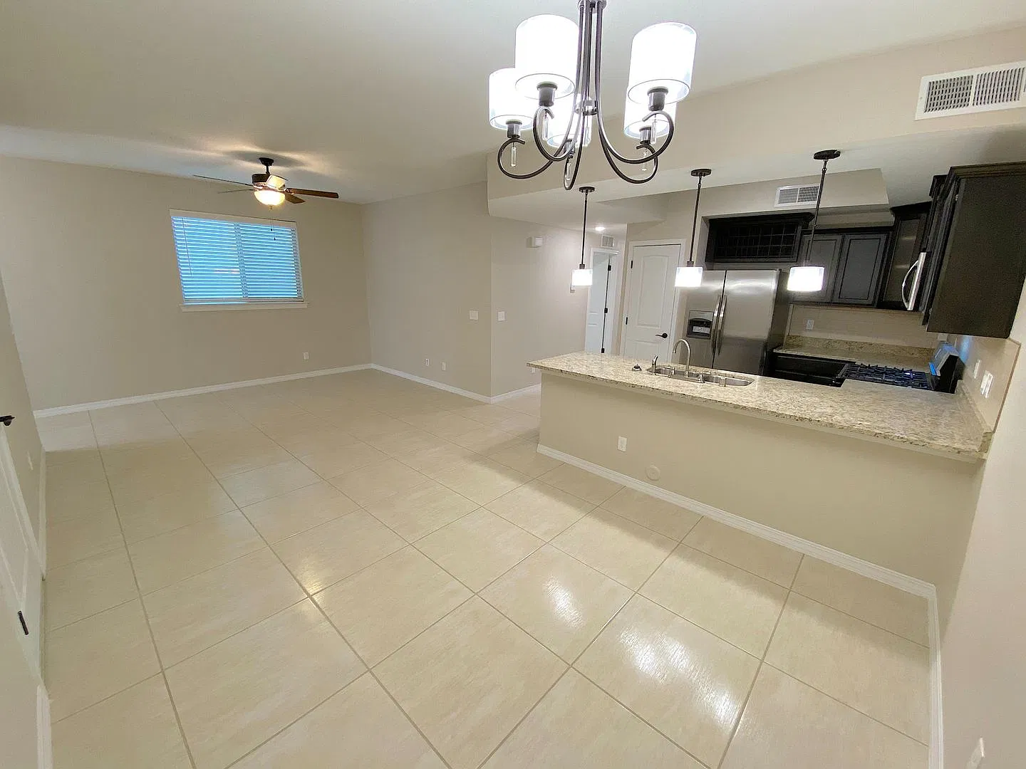Beautiful 3 Bed/2 Bath with Refrig A/C — Photo 4