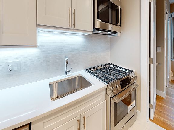 4th image of 310 Greenwich St #3105J