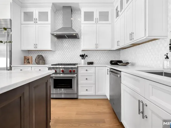 16 Gabriel Ct #20, Paramus, NJ 07652
