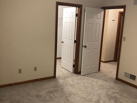 4th image of 121 Park Ln