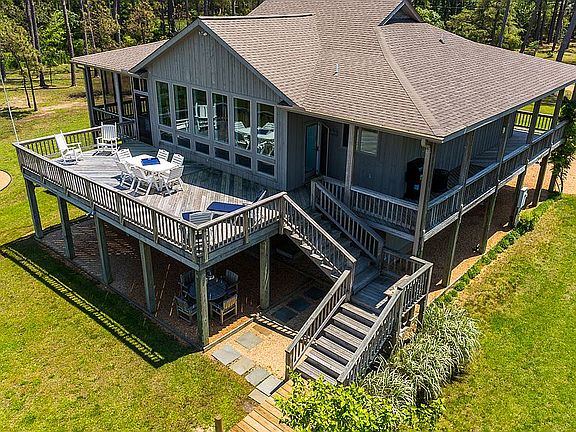 Huge Deck for Entertaining