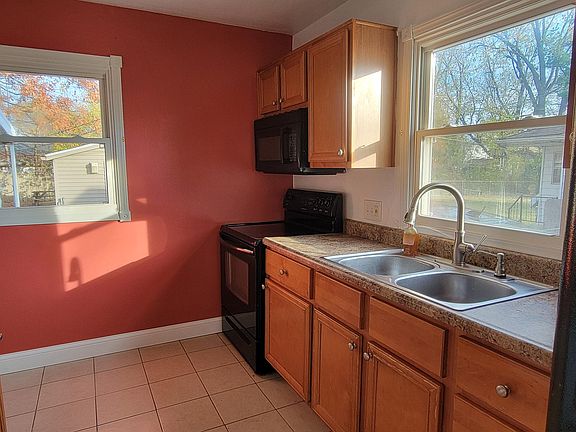 3rd image of 1018 S Parker Dr