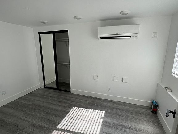 4th image of 4959 Romaine St #21