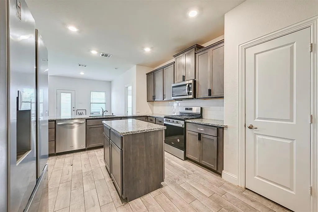 3 bed, 1899 sqft, $2,400 — Photo 2