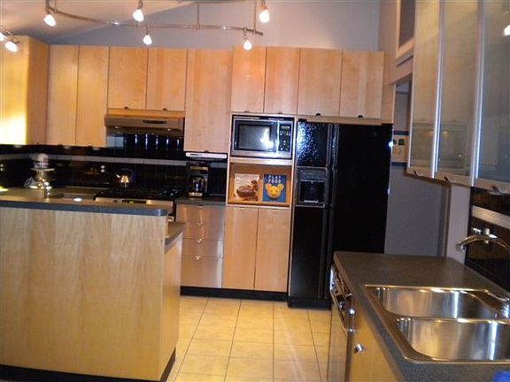 4th image of 22049 Hilliard Blvd