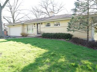 104 E Lake Shore Dr, Tower Lakes, IL 60010
