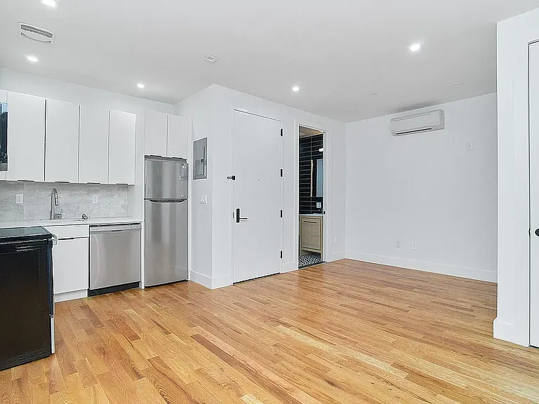 3215 Clarendon Rd #3R — Photo 4