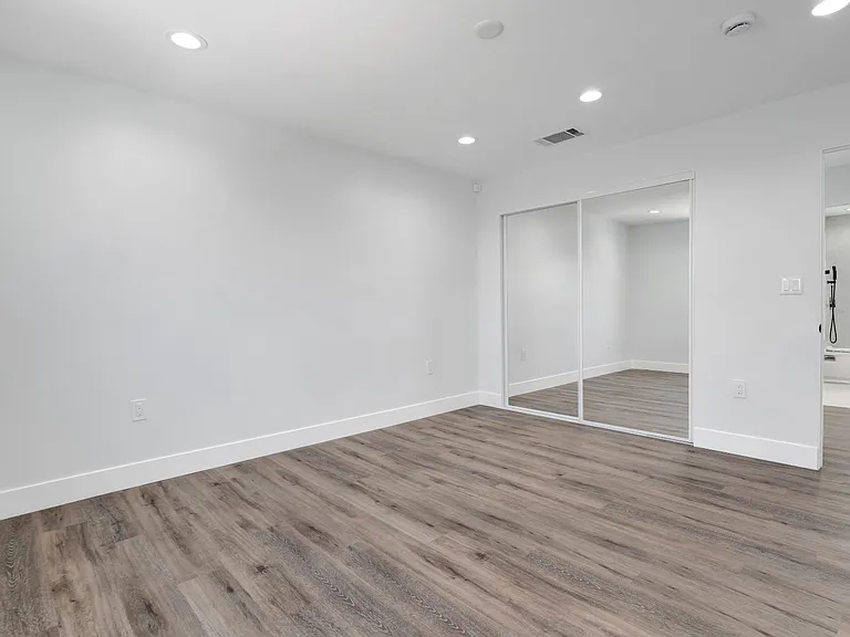 11613 Burbank Blvd — Photo 21