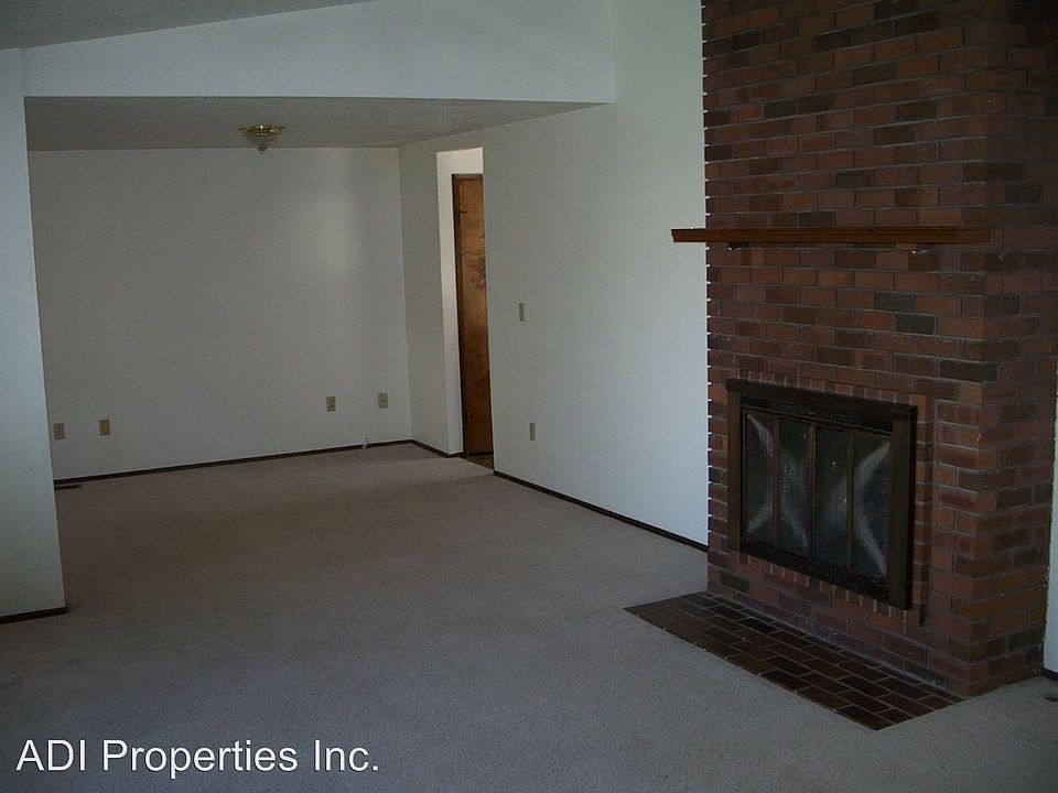 1st image of 2164 SE Bush St