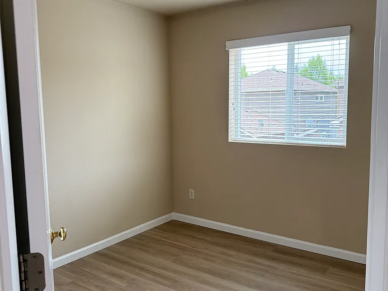 20940 Edgemont St — Photo 11