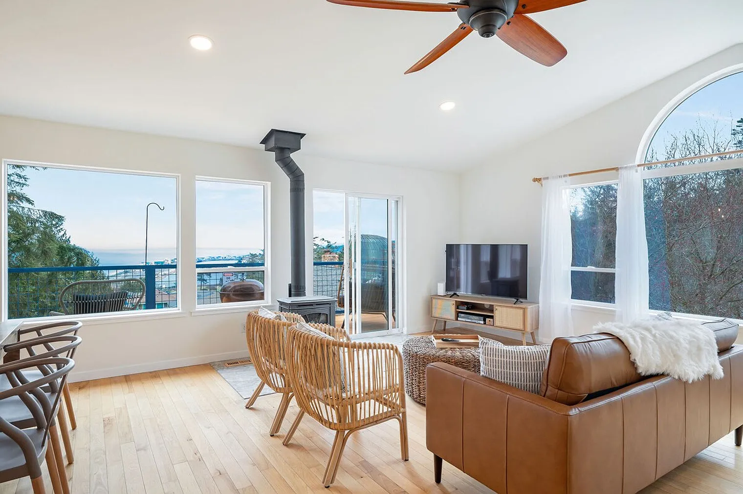 3 bed, 2.5 bath, $6,780 — Photo 2