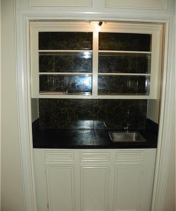 The wetbar has lots of under storage too, so that you ca keep the crystal up for display
