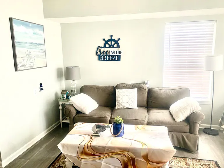 28 Bay Ave — Photo 6
