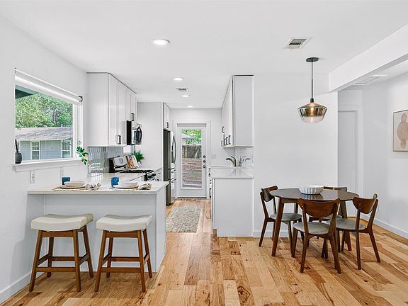 3rd image of 3005 Birdwood Cir