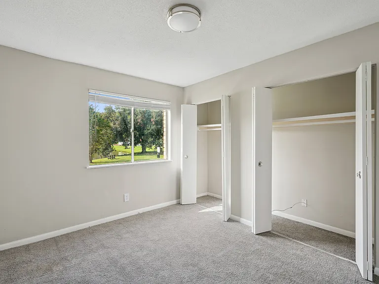 Lakeside Lakeview Apartments — Photo 21