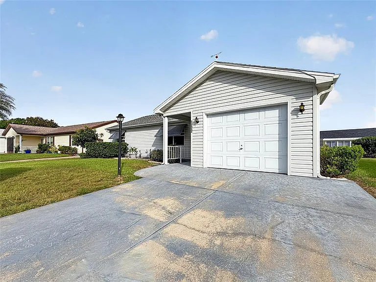 1222 Santos Pl — Photo 2