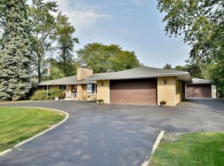 17W290 Hillside Ln, Willowbrook, IL 60527