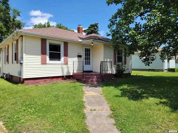 1215 Willow St, Pekin, IL 61554