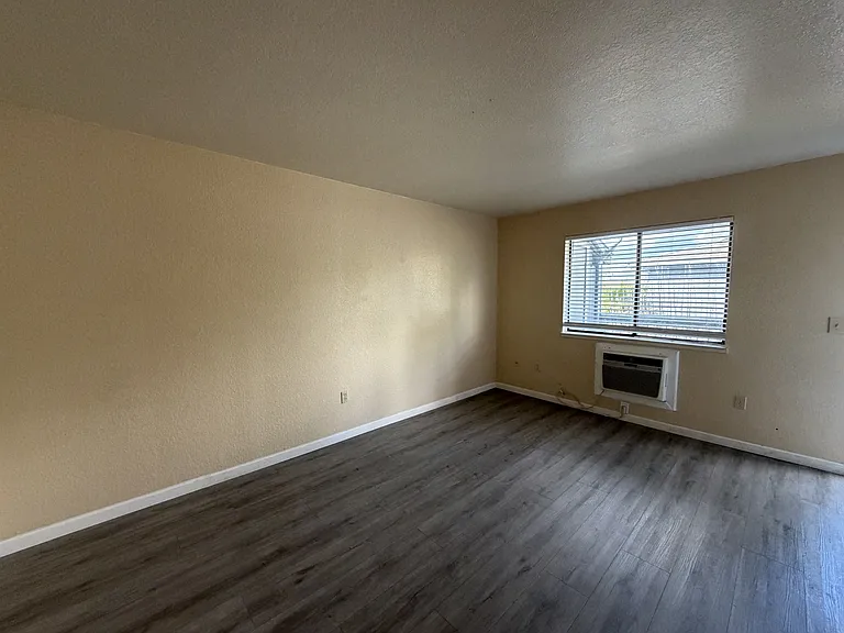 2121 Moffett Rd — Photo 17